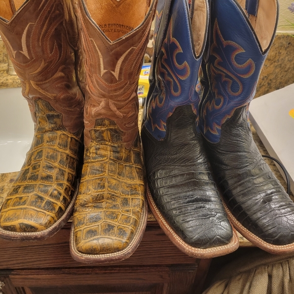 2 pairs of boots for 150 black ones are original caiman skin ,other are print - Picture 1 of 10